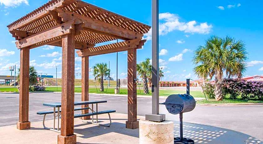 Super 8 by Wyndham Dilley TX