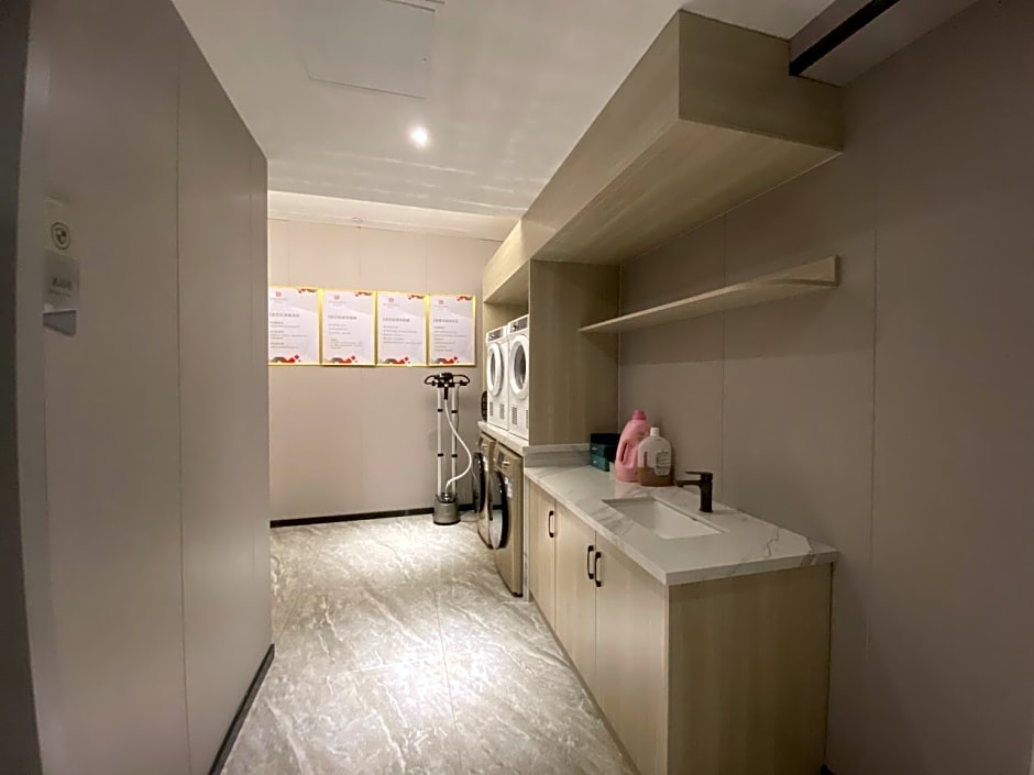 Boman Hotel Maoming High-speed ​​Railway Station South Aiqinghai Shopping Park