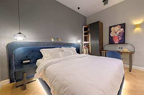 Deluxe One-Bedroom Apartment