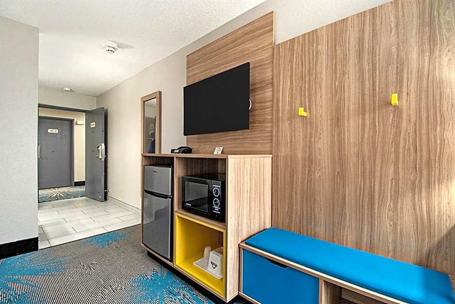 Days Inn & Suites by Wyndham Mt Pleasant