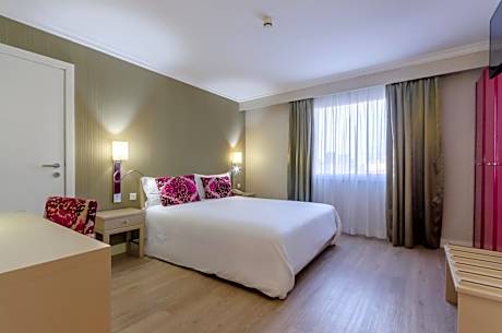 Double or Twin Room (3 Adults)