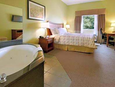 Days Inn & Suites by Wyndham Swainsboro