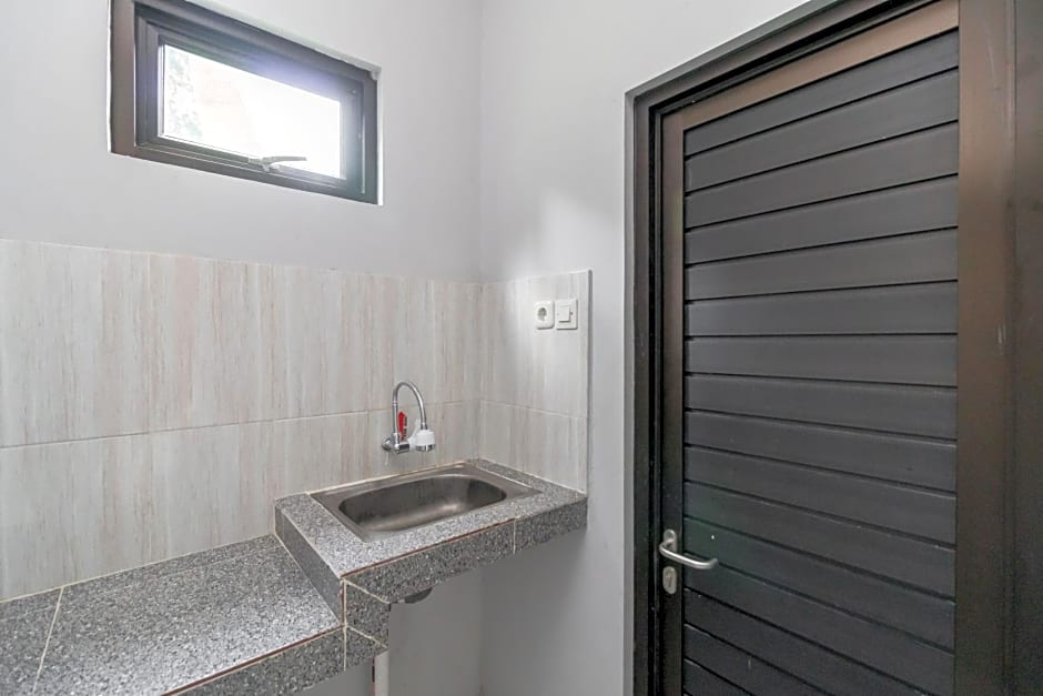 RedDoorz Plus near Jungeland Sentul