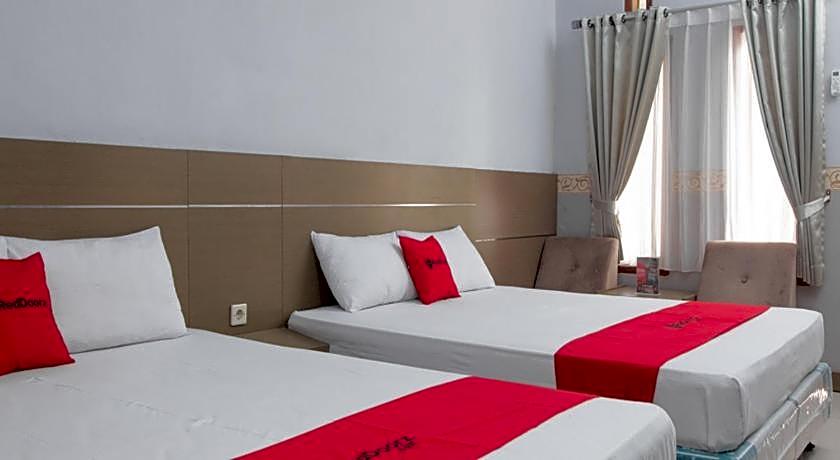 RedDoorz near Goa Panggung