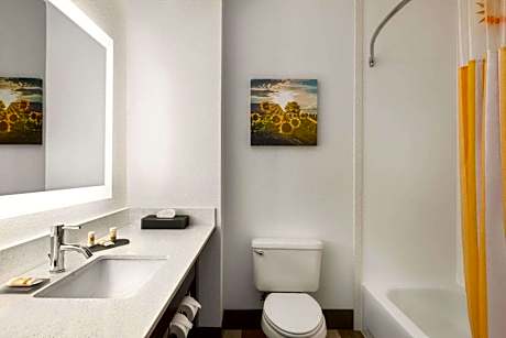 Deluxe King Room with Jetted Tub - Non-Smoking