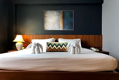 DELUXE POOL VIEW KING