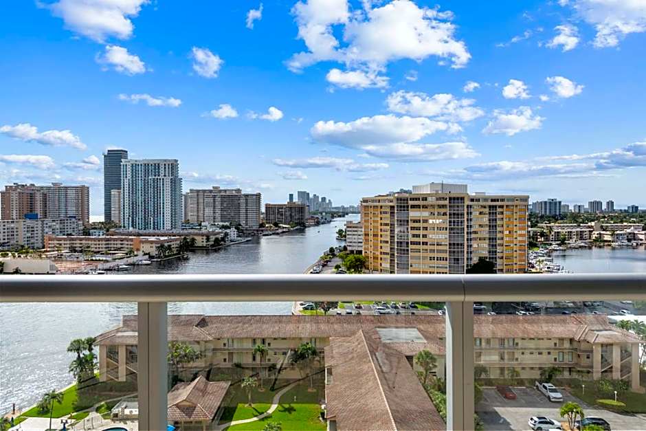 Water View Building With Pool - 5-Min Walk To The Beach - Cozy Studios