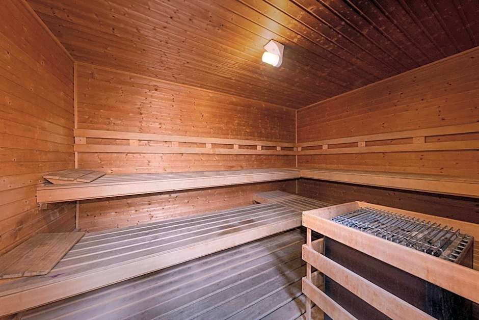 Days Inn by Wyndham Lathrop