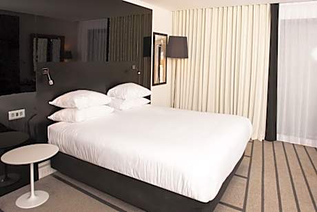 Wheelchair Accessible Room with Shower - Non-Smoking