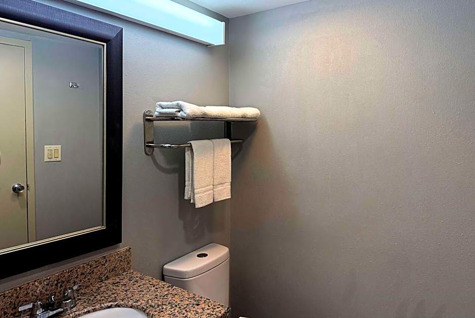 Travelodge by Wyndham Bloomington 