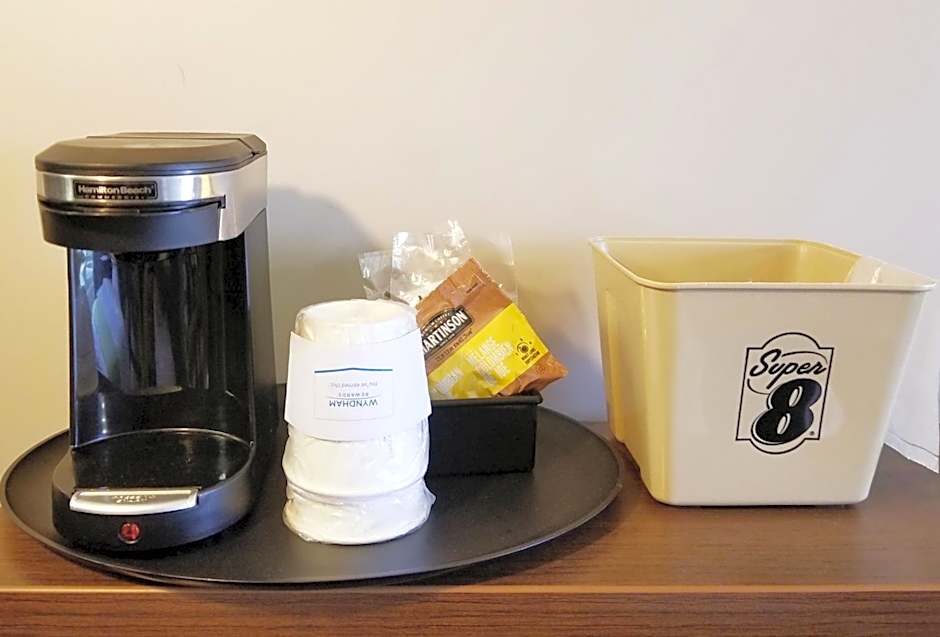 Super 8 by Wyndham Brandon MB