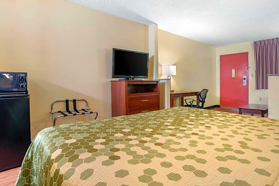 Econo Lodge Inn & Suites Forest