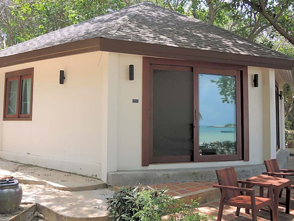 Photo 1 of 3 of Grand Villa, Beachfront