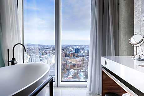Suite with Bathtub