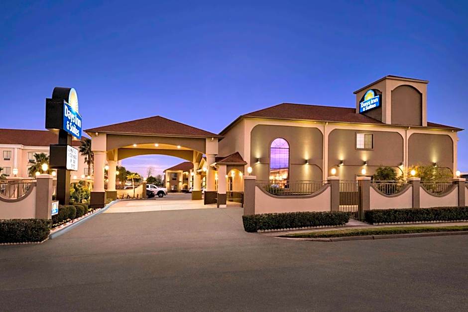 Days Inn & Suites by Wyndham Houston Hobby Airport
