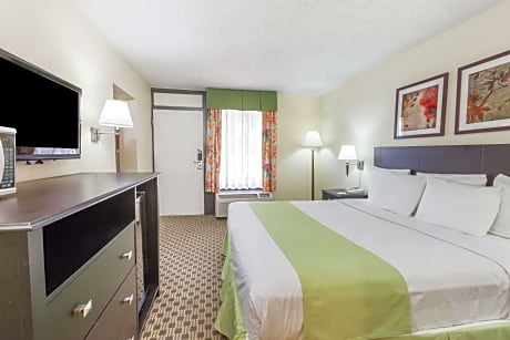1 Queen Bed Mobility Accessible Room Non-Smoking
