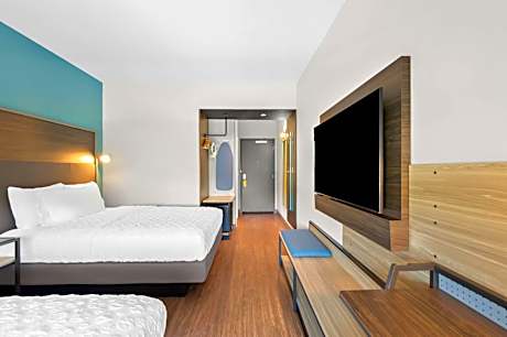 Queen Room with Two Queen Beds and Roll-In Shower - Mobility Access