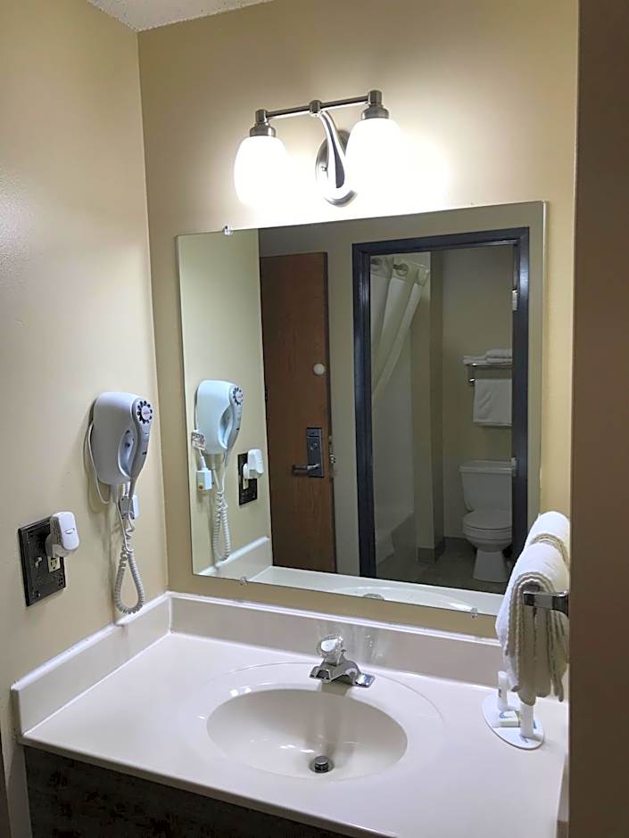 Heartland Hotel & Suites