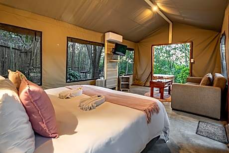 Deluxe Double Room (2 Adults + 1 Child)