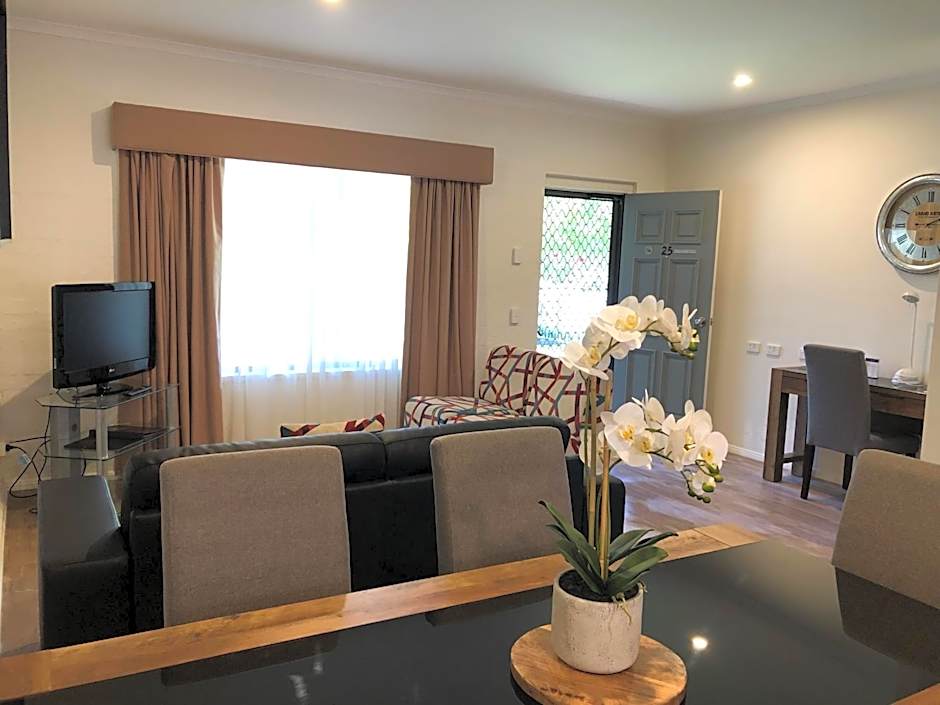 Blazing Stump Motel & Suites