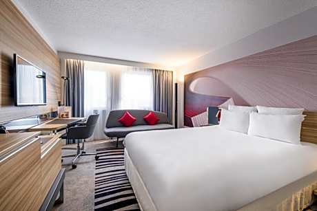 Executive Room with 1 Queen Bed and Sofa