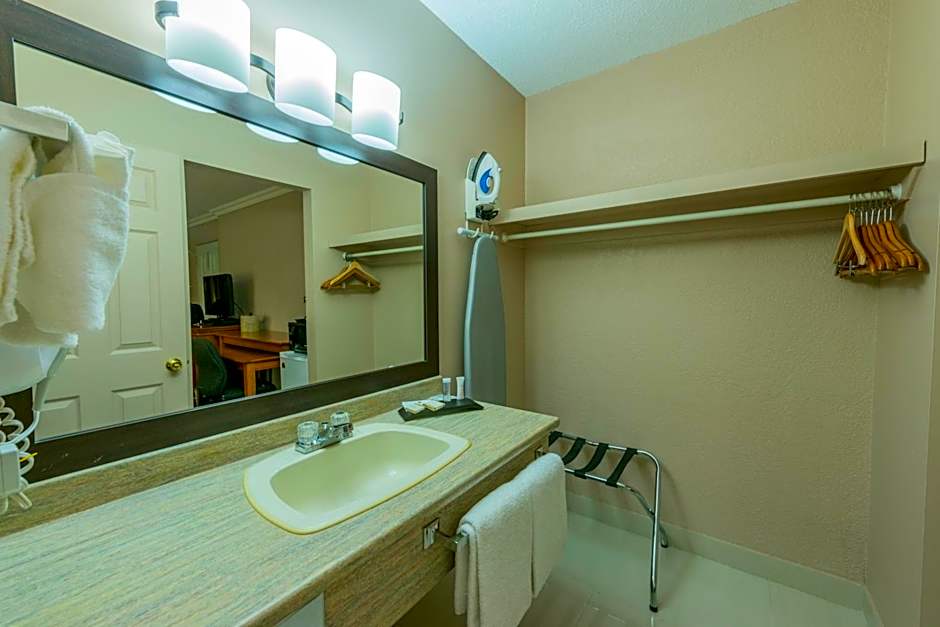 Howard Johnson by Wyndham Downtown Kamloops