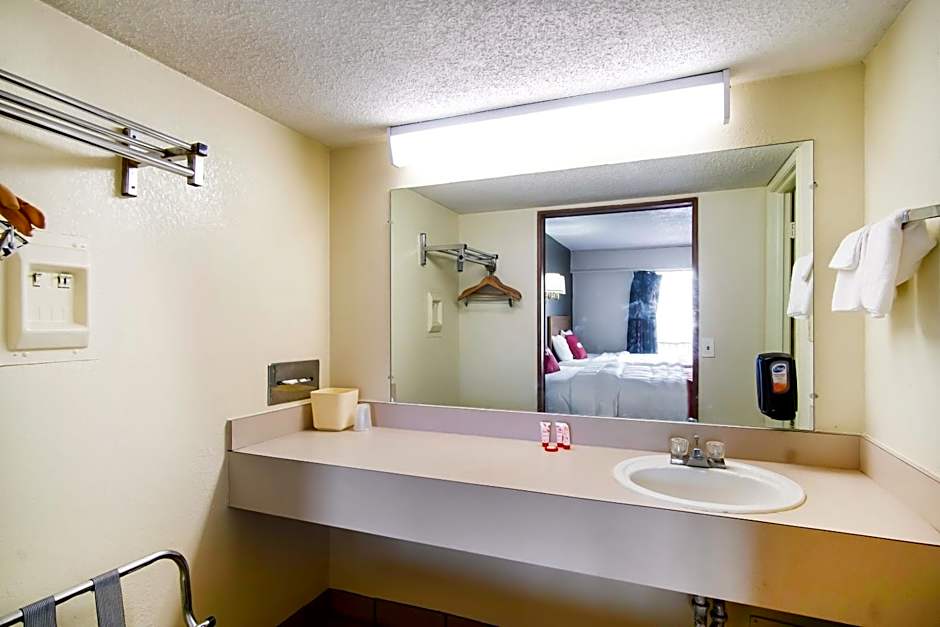 OYO Hotel Hutchinson KS West 4th Ave