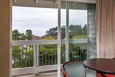 1 Queen Bed Ocean View Non-Smoking