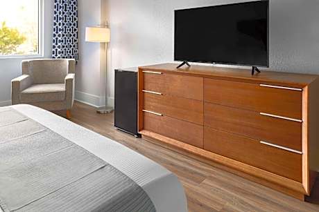 King Suite with River View, Non-Smoking