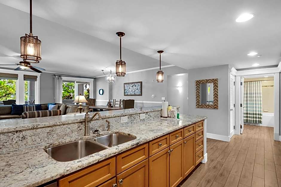 Cozy Bayside Retreat at Lasata , Stunning Panoramic Views ,Steps away from Baytowne Wharf, 3 Bedrooms 3 full baths !!