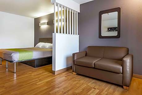 Deluxe King Room - Non-Smoking