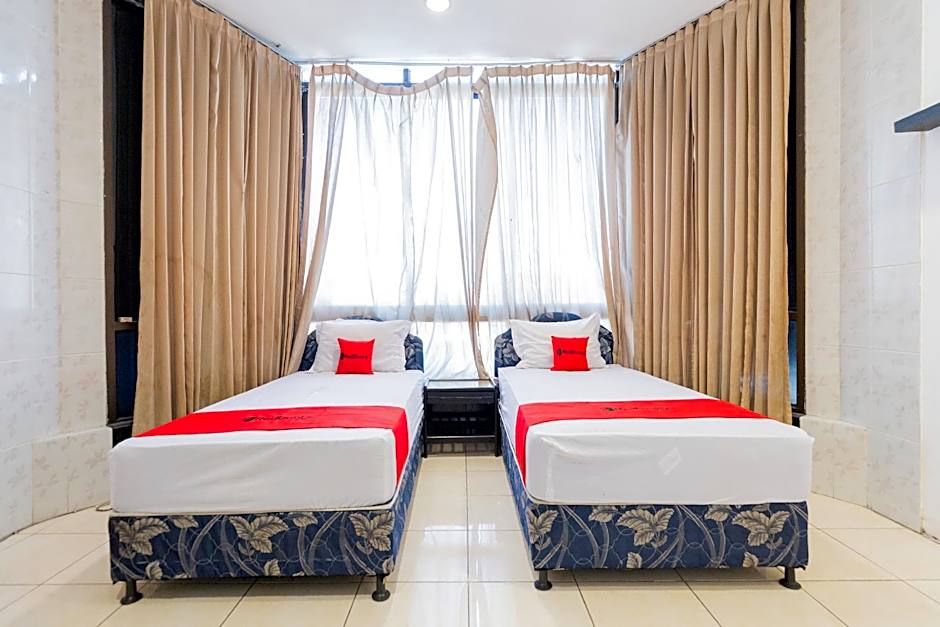 RedDoorz @ Sparkling Hotel near Stasiun Gubeng Surabaya