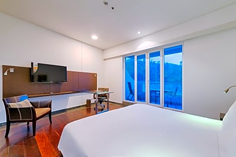 Luxury king suite with balcony - nonrefundable