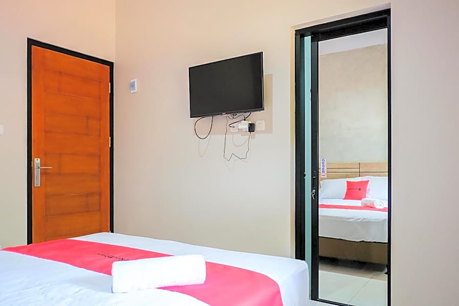RedDoorz near Trans Studio Mall Cibubur 3