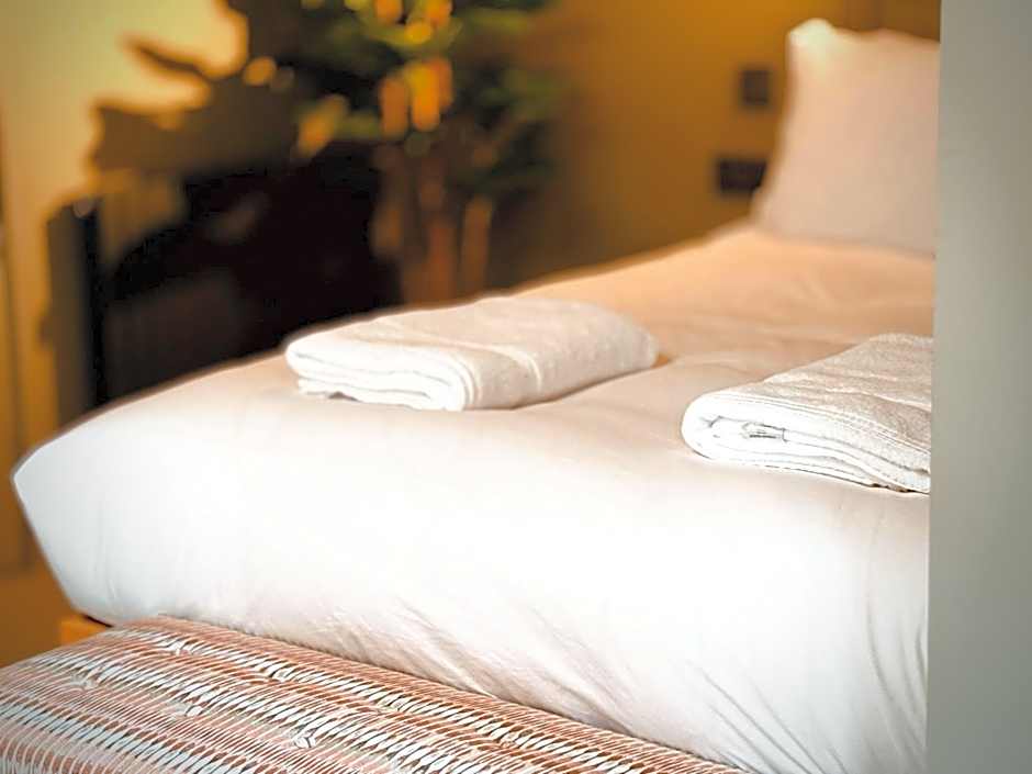 ROOMS AT THE QUAYSIDE - stylish en-suite rooms on Poole Quay all fully refurbed