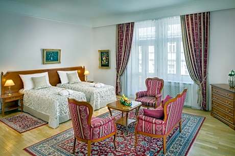 Junior Suite Quadrupole