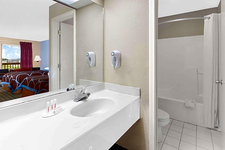 Super 8 by Wyndham Whiteville