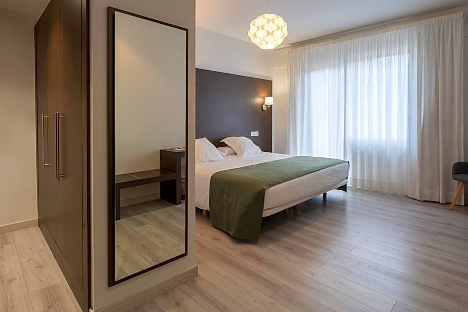 Photo 1 of 50 of Hotel Mendez Nuñez