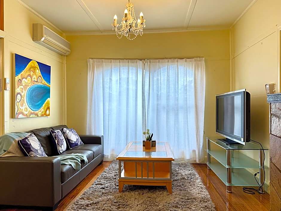 Nautique Beach House - Rustic and Charming, Walk 2 Beach & Shops