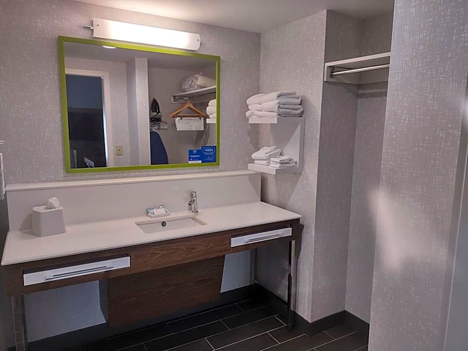 Hampton Inn By Hilton & Suites Pittsburgh New Stanton PA