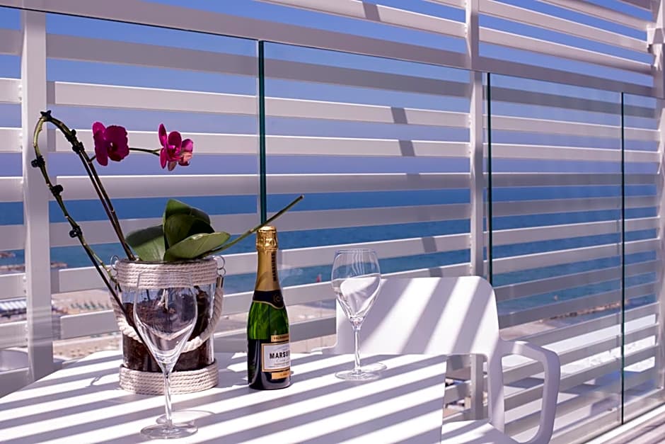 Alexandra B&B & Brunch -Beach Front Parking Included