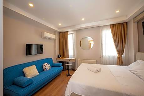 Deluxe Double Room (2 Adults + 1 Child)