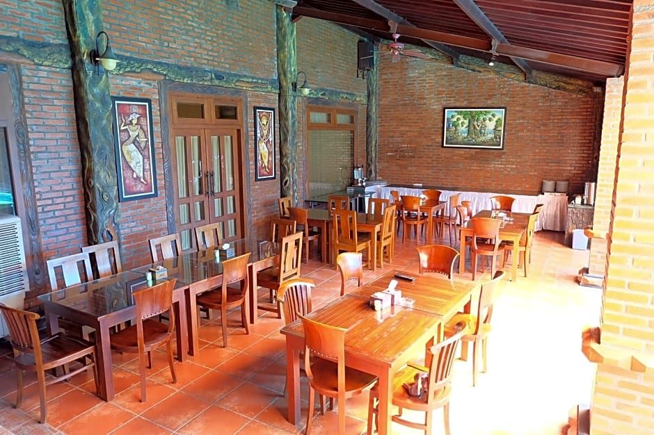 Hotel Savitri Country