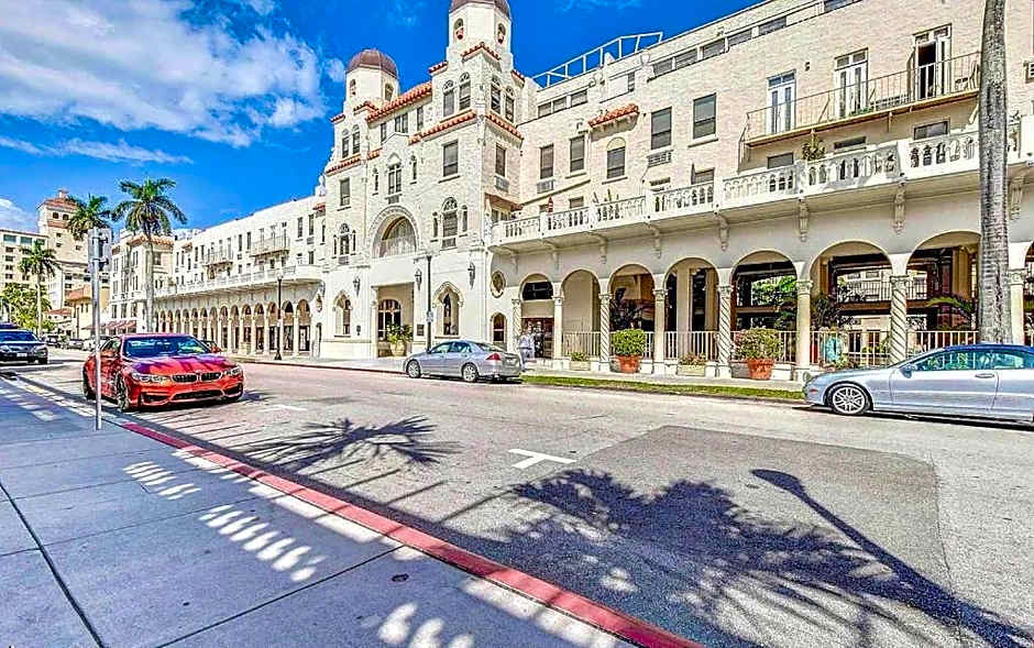 Renovated studio in the heart of Palm Beach - free parking, security box