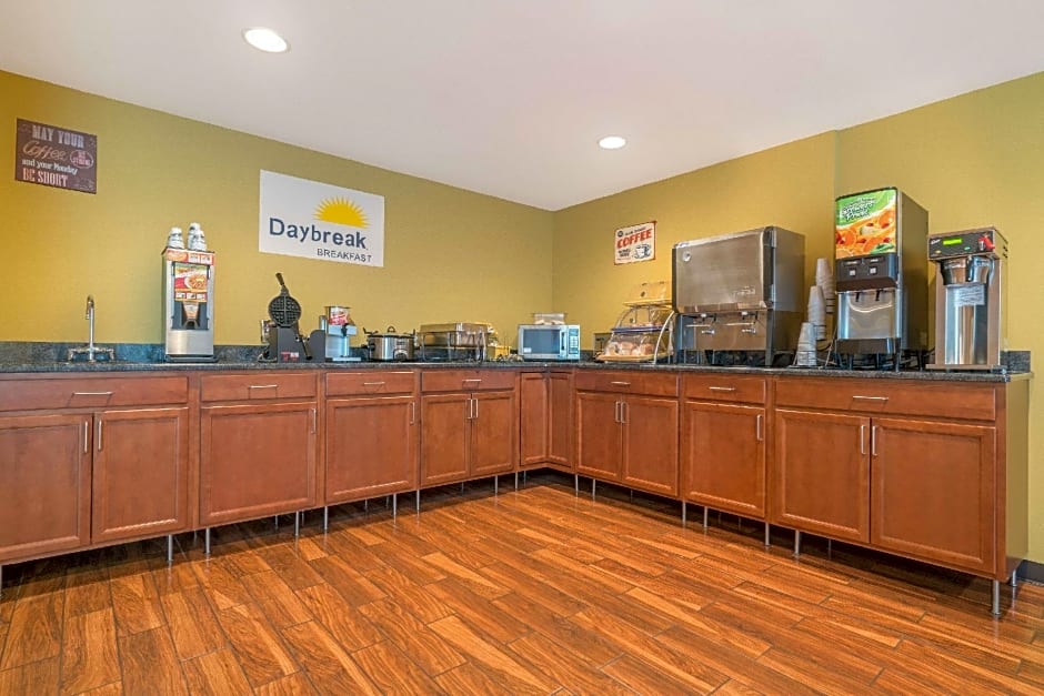 Days Inn & Suites by Wyndham Rochester South
