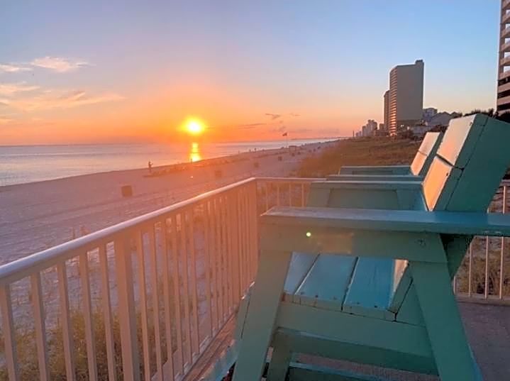COUPLES GETAWAY, HONEYMOON SWEET, Perfectly Cozy Beach Front Condo with kitchen, pool, free parking,CHECK-IN AT DOOR