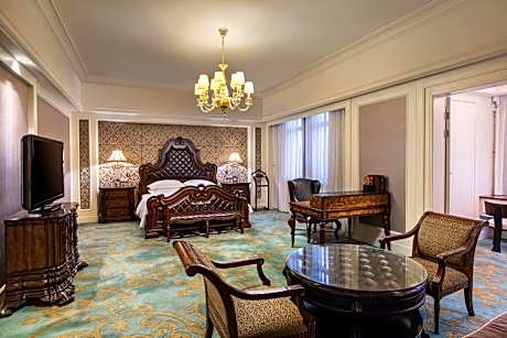 Two-Bedroom Suite with One King and Two Twin Beds - Smoking