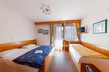 Triple Room with Mountain View