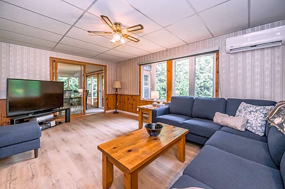 Cozy Pet Friendly Getaway W Fireplace