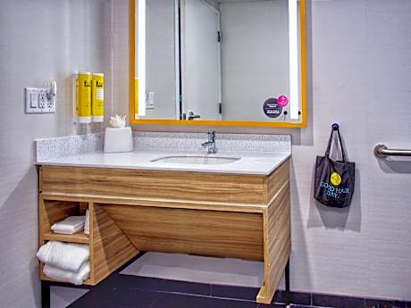 1 King Mobility/Hearing Acc Roll In Shower